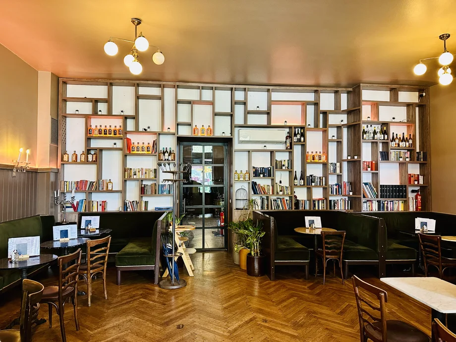 Bar-Bibliothek Cafè Westend